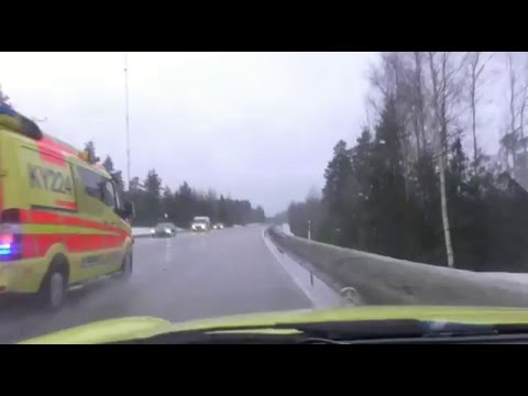 AMBULANSSI JÄREETÄ KAMAA JA TEA OSTAA 2 KOPPAA