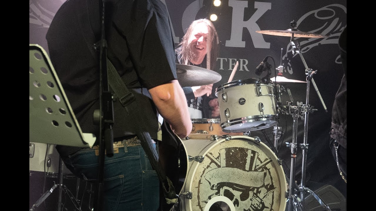 Popedan rumpalin yllätyssynttärit!