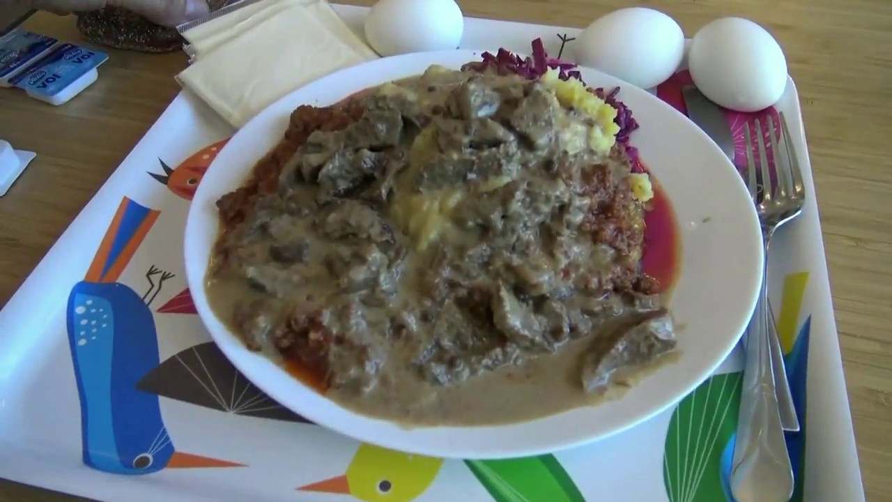 RAVINTOLASSA SYÖMÄSSÄ JA IHMETTELEMÄSSÄ