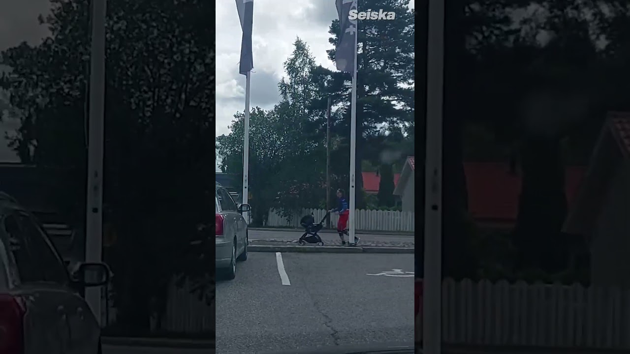 Antti Tuisku lenkkeilemässä lastenvaunujen kanssa