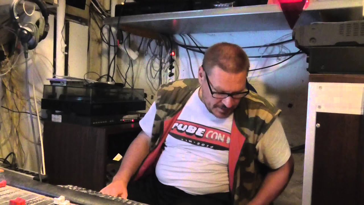 Iltapuuhia kaikissa kolmessa kerroksessa