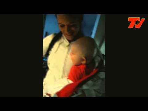 Victoria ryömii ja kokkaa äidin kanssa!