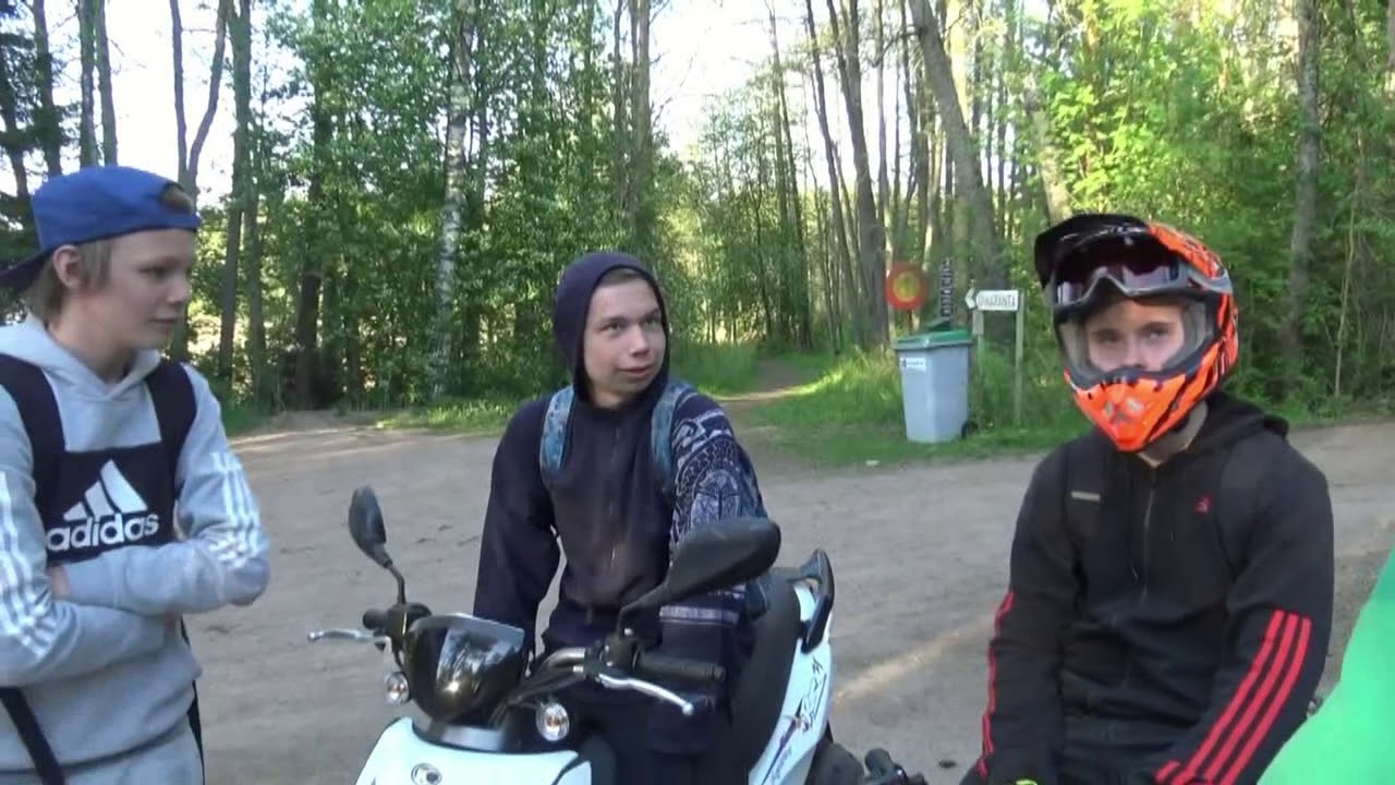 NUORIA HERRASMIEHIÄ VIROJOELLA