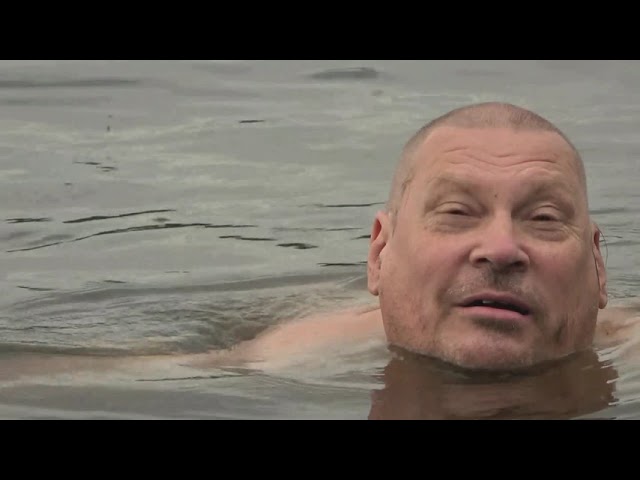 MERIHIRVIÖ KELLUVA JA ÖRISEVÄ